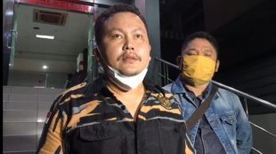 Ketua Infokom Pekat IB Lisman Hasibuan melaporkan Raffi Ahmad ke Polda Metro Jaya, Jumat malam 15/1/2021 (dok. Hari Setiawan Muhammad Yasin/KM)