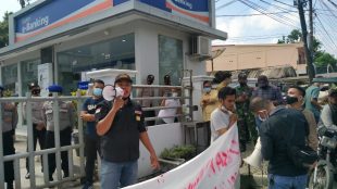 Aksi unjuk rasa di depan BRI cabang Tanjungbalai, Jumat 15/1/2020 (dok. KM)