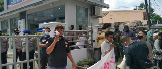 Aksi unjuk rasa di depan BRI cabang Tanjungbalai, Jumat 15/1/2020 (dok. KM)