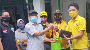 Bantuan DPD Partai Golkar Kota Bogor kepada Warga Tegal Lega Kota Bogor, Minggu 24/01/2021 (dok. KM)