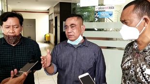 Foto: Ketum LSM NCW Linden Ginting didampingi Sekjen NCW dan Kuasa Hukum (Dok. KM)