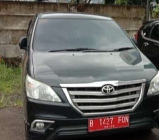 Kendaraan dinas milik Pemkab Bekasi terpakir di halaman gedung KPK (dok. KM)