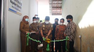 Gubernur Bengkulu Beserta Direktur RSUD M Yunus saat meresmikan Gedung Laboratorium PCR Covid-19 pada Senen,(08/02/2021).