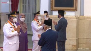 Gubernur Rohidin Mersyah dan Wakil Gubernur Rosjhonsyah saat menerima ucapan selamat ketika usai di lantik oleh Presiden Jokowi di Istana Negara pada Kamis,(25/02/2021).