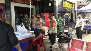 Kegiatan rapid test dan swab antigen gratis yang digelar di Polsek Pancoran Mas Depok (dok. KM)