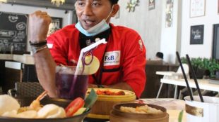 Budiono, pengelola Ol'Star Oriental Bistro & Coffee Cibubur (dok. KM)
