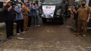 Kadisdikbud Subang Tatang Komara melepaskan bantuan untuk korban banjir pantura, Senin 15/2/2021 (dok. KM)