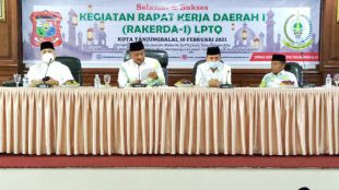 Plh Wali Kota Tanjungbalai sekaligus ketua LPTQ Tanjungbalai membuka secara resmi rapat kerja daerah, Kamis 18/2/2021 (dok. KM)