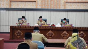 Gubernur Bengkulu Rohidin Mersyah dan Wakil Gubernur Rosjonsyah melakukan Rapat Koordinasi bersama seluruh pejabat eselon di lingkup Pemerintah Provinsi Bengkulu, di Ruang Pola Provinsi Bengkulu, Senin (1/3).
