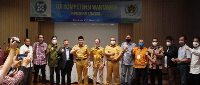 Gubernur Bengkulu foto bersama saat membuka kegiatan Uji Kompetensi Wartawan (UKW) Persatuan Wartawan Indonesia (PWI) angkatan ke-XIII di Hotel Mercure Selasa pagi (02/03/21)