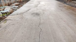 Kondisi jalan yang retak kembali di jalan Raya CBL, Kelurahan Wanasari, Kabupaten Bekasi (dok. KM)