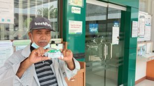 AM, warga Tanjungbalai penerima BPJS/KIS gratis yang dinonaktifkan di halaman kantor BPJS Kesehatan Tanjungbalai (dok. KM)