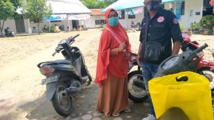 Wartawan kupasmerdeka.com bersama orang tua korban bullying di SMAN 6 Tanjungbalai (dok. KM)