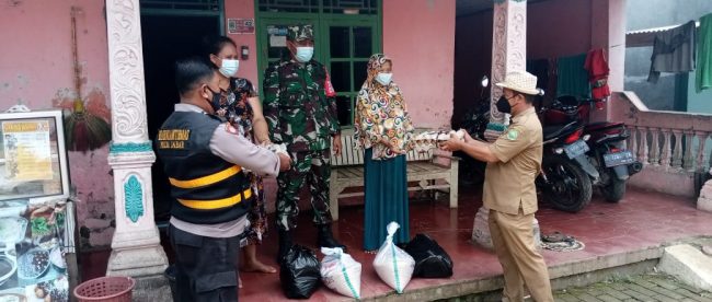 Pemdes Simpar, Kecamatan Cipunagara, Subang, memberikan bantuan kepada warga yang jalani isolasi mandiri (dok. KM)