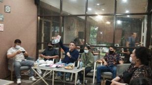 Relawan penggalang dana untuk Mahfud bersama Kuasa Hukum saat Konferensi Pers (dok. KM)