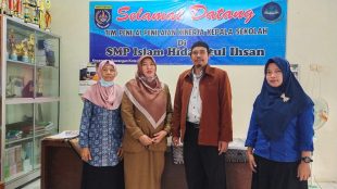 Kepala Sekolah SMP Islam Hidayatul Ihsan didampingi Tuti Alawiyah (tengah) dan guru kelas (dok. KM)