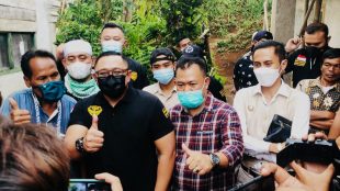 Ketua DPRD Kabupaten Sukabumi Yudha Sukmagara saat menyambangi rumah pencipta lagu dangdut Syam Permana (dok. KM)
