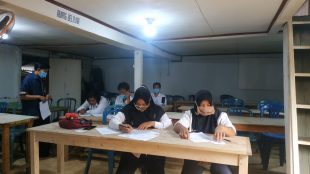 Foto: Warga Belajar sedang mengikuti UPK dengan tetap mematuhi Prokes