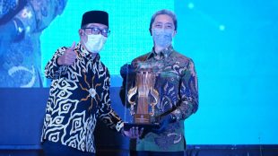 Wakil Wali Kota Bogor Dedie A Rachim saat menerima penghargaan PPD Musrembang tingkat Jawa Barat (dok. prokompimda)