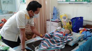 Wakil Ketua Komisi III DPRD Kabupaten Bogor Aan Triana Almuharom saat menjenguk anak penderita stunting di RSUD Leuwiliang (dok. KM)