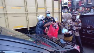 Pembagian takjil dan nasi box FKPPI Rayon Bogor Barat, Kota Bogor (dok. KM)