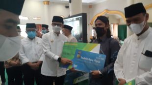 Pemberian insentif guru ngaji secara simbolis (dok. Prokopimda)
