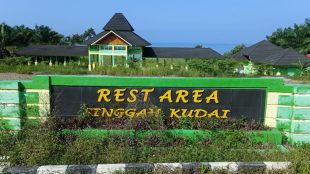 Rest Area "Singgah Kudai" Di jalan Lintas Sumatra Desa Suka Jaya Kec.Kedurang Ilir Bengkulu Selatan yang di duga terbengkalai.