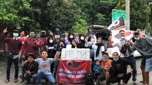The Jakmania Border Line Kabupaten Bogor gelar acara bagi-bagi takjil, Sabtu sore 1/5/2021 (dok. Hari Setiawan Muhammad Yasin/KM)