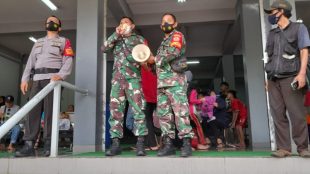 Subgar 0606 Kota Bogor dan Jajaran Muspika Kecamatan Bogor Timur saat menghimbau para pengunjung wisata SKI Bogor (dok.KM)