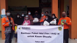 Pembagian paket Sembako PT. Solusi Bangun Indonesia Tbk (dok.S IG)