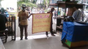 Aksi penolakan parkir elektronik warga dan jukir di Ruko sektor VI Yasmin, Senin 24/5/2021 (dok. KM)