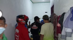 Petugas saat menggelandang pasangan "bobok bareng" ketika TKP Kos kosan wilayah Kota Manna Bengkulu Selatan pada Sabtu,(12/06) malam.