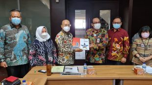 Bupati Bengkulu Selatan Di sambut oleh Kepala Perpustakaan Nasional RI Muhammad Syarif Bando yang diwakili Deputi Bidang Pengembangan Sumber Daya Perpustakaan, Perpusnas RI, Deni Kurniadi di Jakarta, Kamis (17/6).
