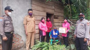Bhayangkari Ranting Polsek Padang Guci Hulu Saat memberikan Bantuan Sosial Kepada Warga penerima pada Hut HKGB 2021