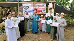 Pimpinan Rumah Tahfiz Salwa Madina Beserta Santri Jelang Pemotongan Hewan Kurban (Dok. KM)