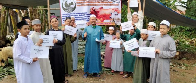 Pimpinan Rumah Tahfiz Salwa Madina Beserta Santri Jelang Pemotongan Hewan Kurban (Dok. KM)