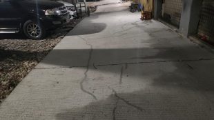 Kondisi jalan di RT 008/01. Kelurahan Kaliabang Tengah Bekasi Utara yang sudah mengalami keretakan (dok. KM)