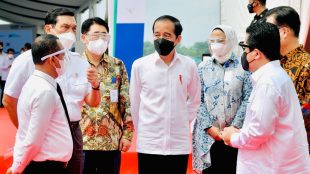Presiden Joko Widodo saat melakukan groundbreaking pabrik industri kendaraan listrik PT HKML Battery Indonesia di Kompleks Karawang New Industrial City, Kabupaten Karawang, Jawa Barat, pada Rabu, 15 September 2021.