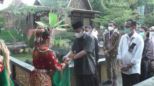 Wakil Gubernur Jambi saat meninjau Anjungan Jambi di TMII Jakarta. (dok. KM)