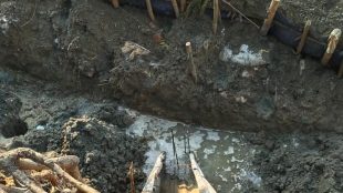 Lokasi pekerjaan turap di SDN Wanasari saat pengecoran tiang bor (dok KM)