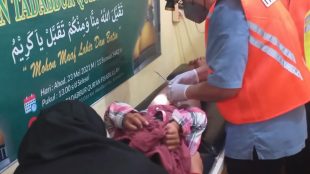 Tim dokter saat menangani peserta sunatan masal Yayasan Tadabbur Quran Fisabilillah, Depok, Sabtu 16/10/2021 (dok. KM)