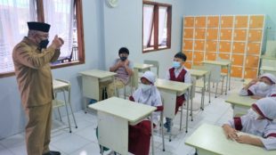 Wali Kota Depok saat meninjau pelaksanaan PTMT (Istimewa)