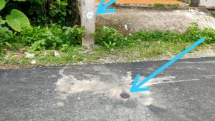 Titik core drill pengaspalan di Perumahan Villa Permata RW 012 Desa Jejalan, yang ditandai pilok putih (dok. KM)