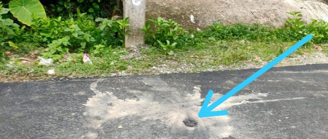 Titik core drill pengaspalan di Perumahan Villa Permata RW 012 Desa Jejalan, yang ditandai pilok putih (dok. KM)