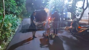 Pengambilan sampel core drill di Jalan Anggur RT 002/012 Perum Villa Permata, Desa Jejalenjaya, Kecamatan Tambun Utara (dok.KM)