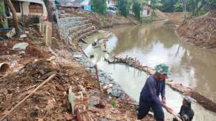 Pekerjaan proyek turap Kali Srengseng di belakang SDN 15 Wanasari, Kecamatan Cibitung yang masih berlangsung (dok. KM)
