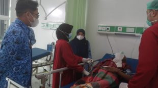 Suasana saat perawatan lansia telantar di RSUD Kota Bukittinggi (dok. KM)