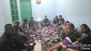 Masyarakat Peduli Parung Panjang (MP3) saat membahas penerapan Perbup Bogor Nomor 120 Tahun 2021 yang masih dilanggar, di Perumnas 1, Desa Cibunar, Kecamatan Parungpanjang, Kabupaten Bogor, Senin (03/01/2022) (dok. Hari Setiawan Muhammad Yasin/KM)