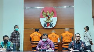 Penyidik Komisi Pemberantasan Korupsi (KPK) tetapkan Wali Kota Bekasi sebagai tersangka dugaan penerimaan hadiah atau gratifikasi dan suap lelang jabatan, saat konpers di Gedung Merah Putih KPK Kuningan, Jakarta Selatan, Kamis malam 6/1/2022 (dok. Hari Setiawan Muhammad Yasin/KM)