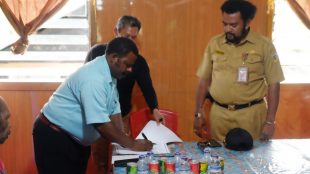 Plh. Sekda Kabupaten Puncak Jaya, Provinsi Papua, Yahya Wonorenggo, memberikan uang hibah Rp500 juta untuk HUT GIDI (Gereja Injili di Indonesia) ke-59, Selasa sore 8/2/2022) (dok. Hari Setiawan Muhammad Yasin/KM)